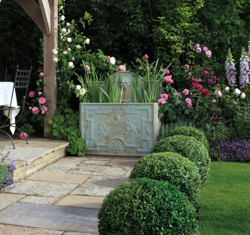 Klasyczny ogród z altaną i fontanną