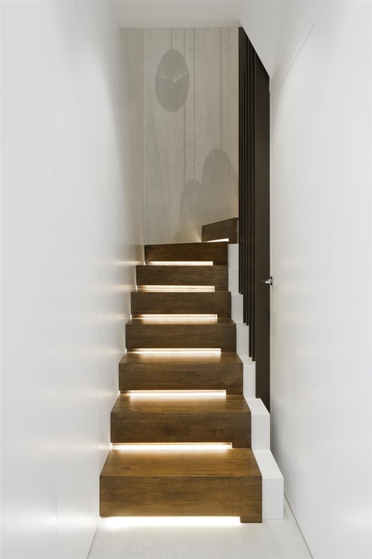 Podświetlane schody w przedpokoju - Hola Design
