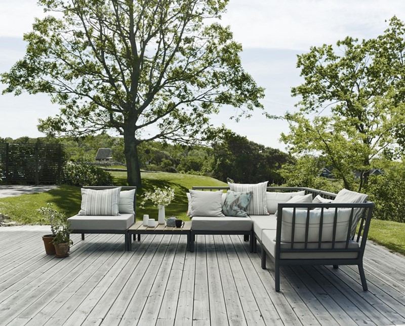 Sofa ogrodowa na nowoczesnym tarasie - Skagerak
