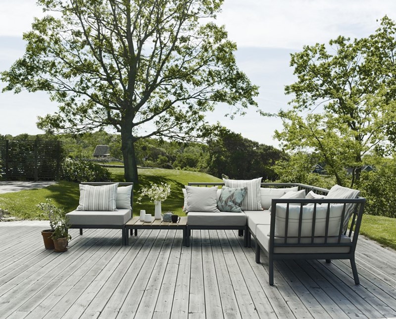 Sofa ogrodowa na nowoczesnym tarasie Sofa ogrodowa na nowoczesnym tarasie - Skagerak