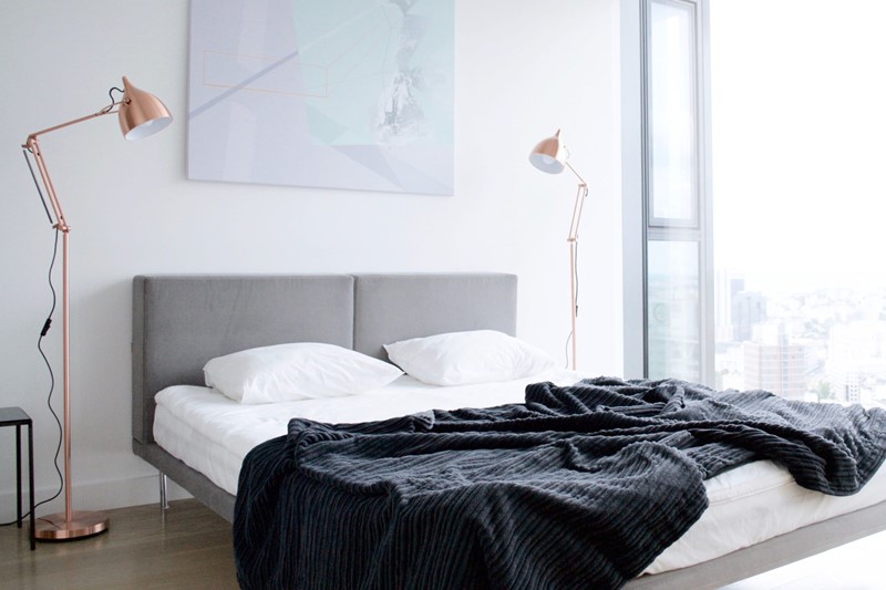 Jasna, minimalistyczna sypialnia
