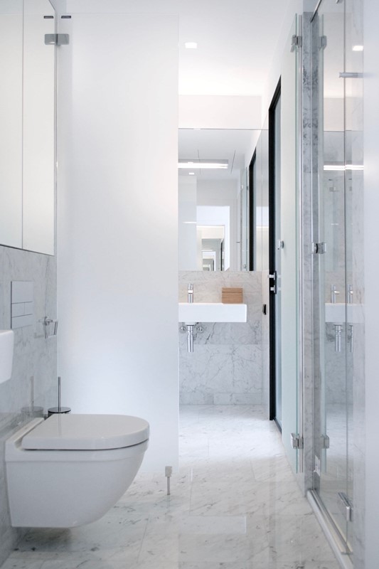 Wąska łazienka w kamieniu - Kando Architects