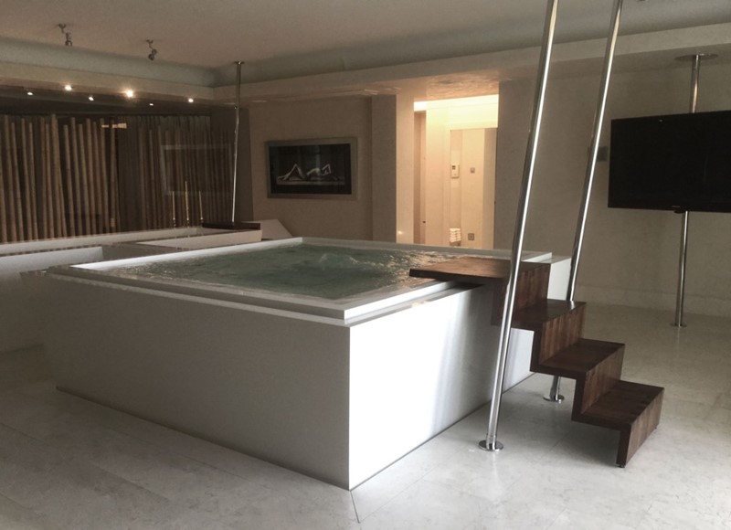 Domowe jacuzzi w pokoju kąpielowym Domowe jacuzzi w pokoju kąpielowym