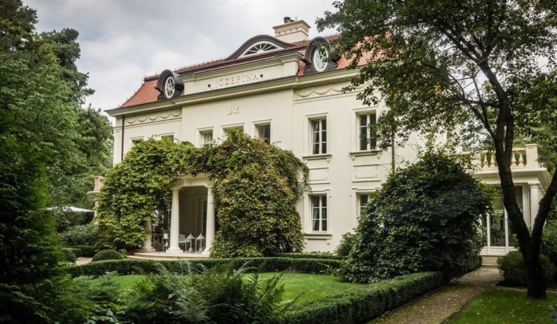 Duża rezydencja w klasycznym stylu