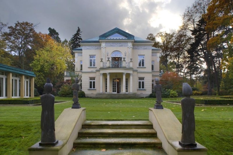 Klasyczna rezydencja z dużym ogrodem