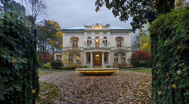 Klasyczna rezydencja z dużym ogrodem Klasyczna rezydencja z dużym ogrodem