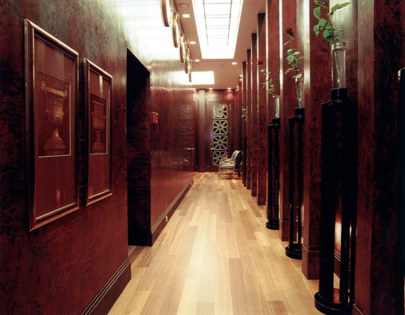 Klasyczny korytarz w przestrzeni biurowej