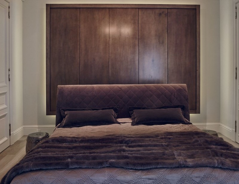 Drewniane panele za wezgłowiem łóżka