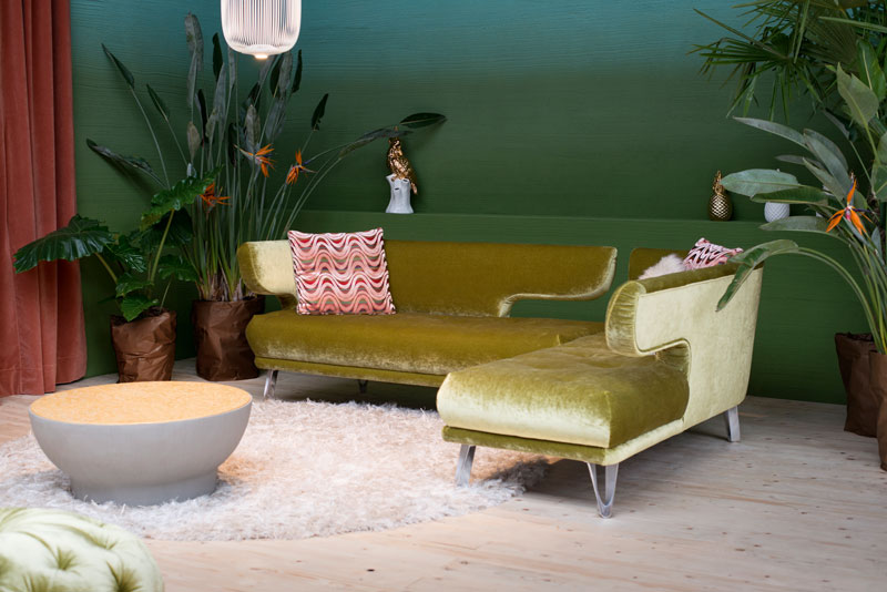 Zielona aksamitna sofa Croissant Bretz