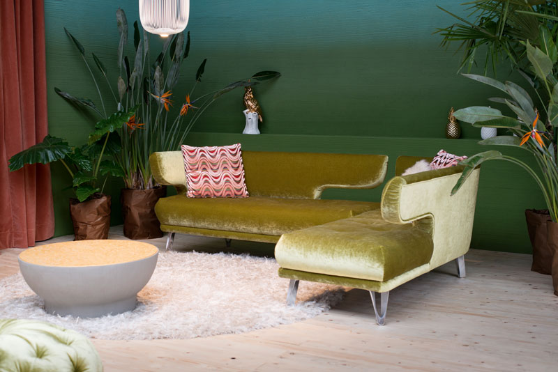 Zielona aksamitna sofa Croissant Bretz Zielona aksamitna sofa Croissant Bretz