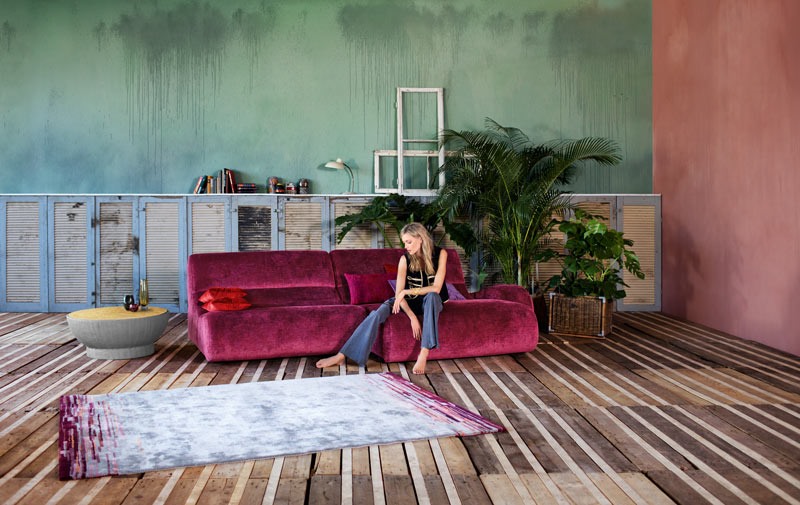 Amarantowa zamszowa sofa Bretz Amarantowa zamszowa sofa
