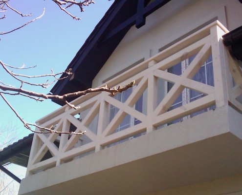 Balustrada balkonowa z jasnego drewna