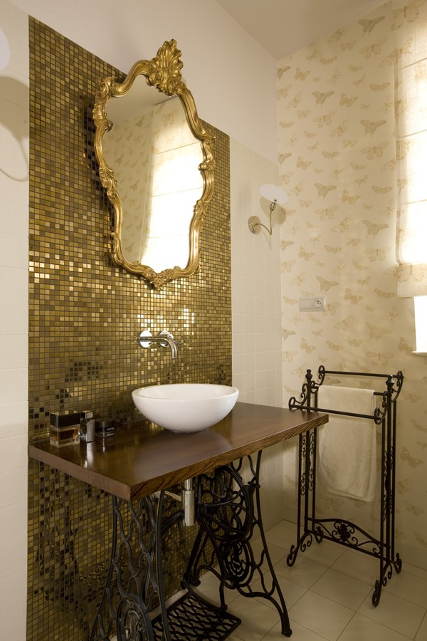 Wytworna łazienka w kolorze złota