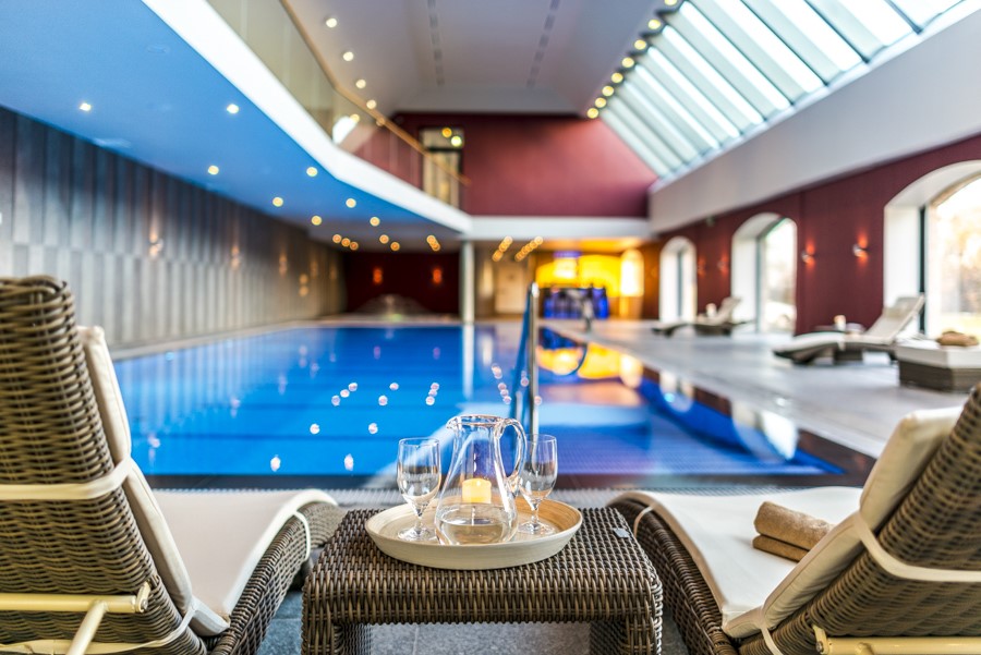 Przestrzenie publiczne – basen w hotelu