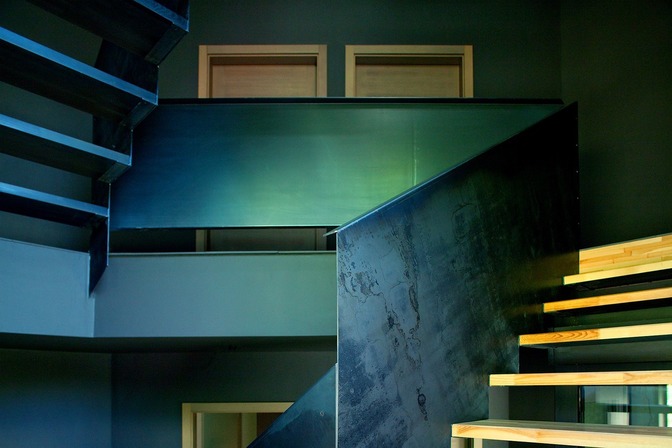 Metal i drewno w nowoczesnej klatce schodowej