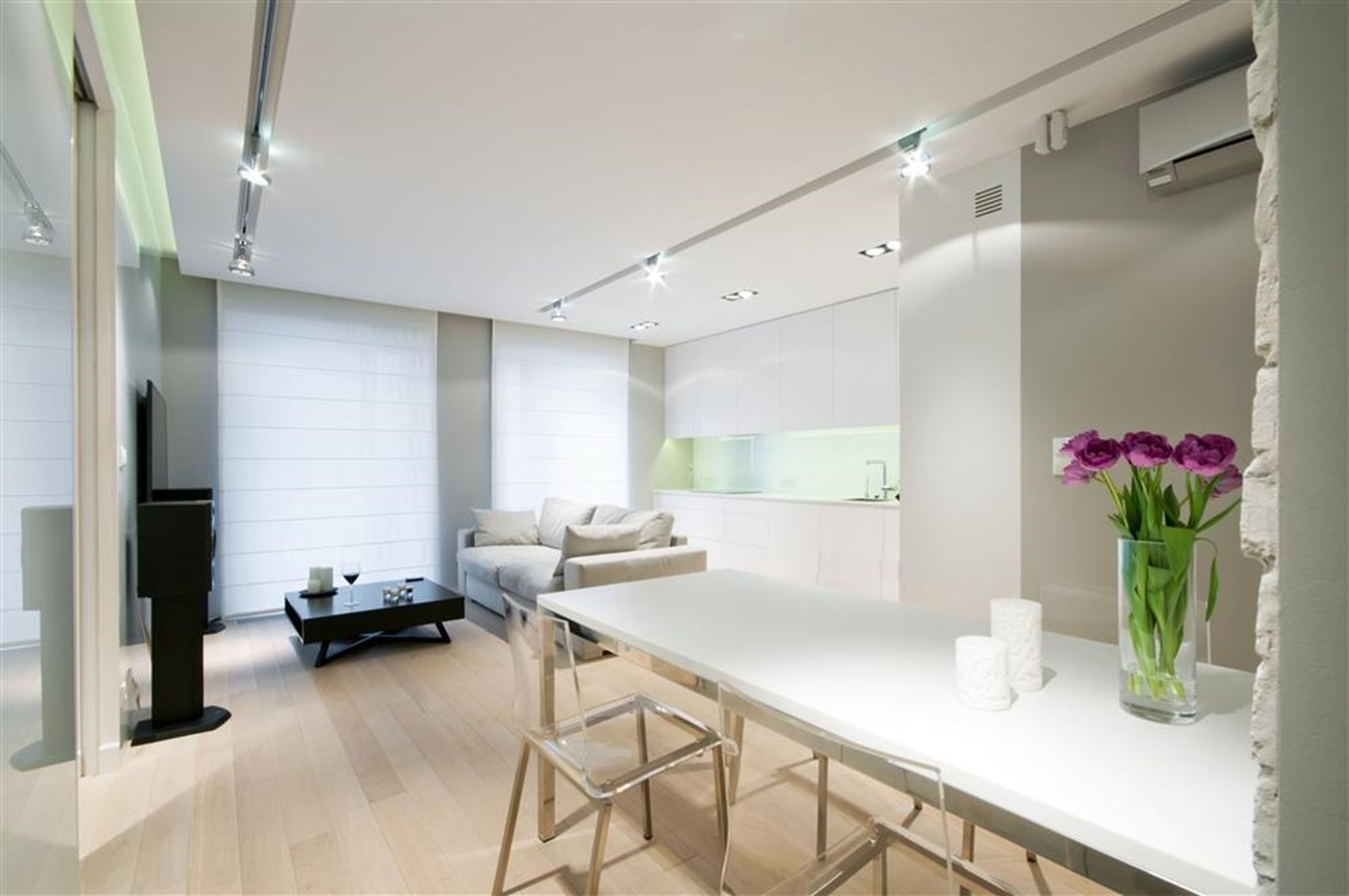 Biały salon połączony z kuchnią i jadalnią HomeSquare -> Kuchnia Poddasze Salon Sypialnia Biały salon połączony z kuchnią i jadalnią HomeSquare -> Kuchnia Poddasze Salon Sypialnia