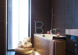 Czekoladowa łazienka w stylu nowoczesnym