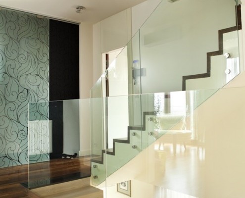 Szklane balustrady – nowoczesne schody