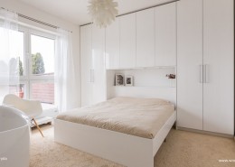 Biała sypialnia z wanną
