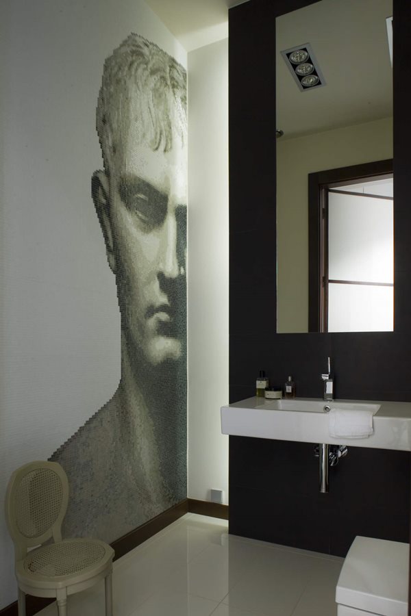 Mozaikowa grafika w nowoczesnej łazience