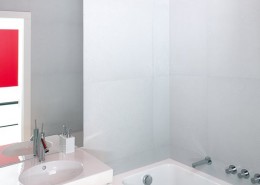 Biało-czerwona łazienka