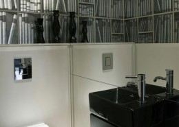 Lustrzana ściana w łazience