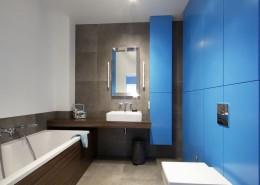 Niebiesko-szara łazienka