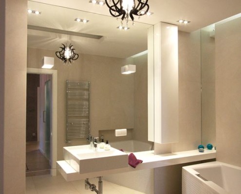 Biała łazienka z dużym lustrem