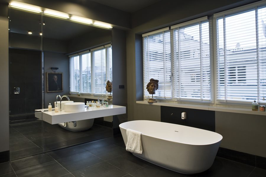 Duże lustro w łazience – styl nowoczesny