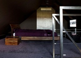 Minimalistyczna sypialnia na poddaszu