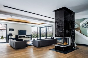 Duży salon z kominkiem