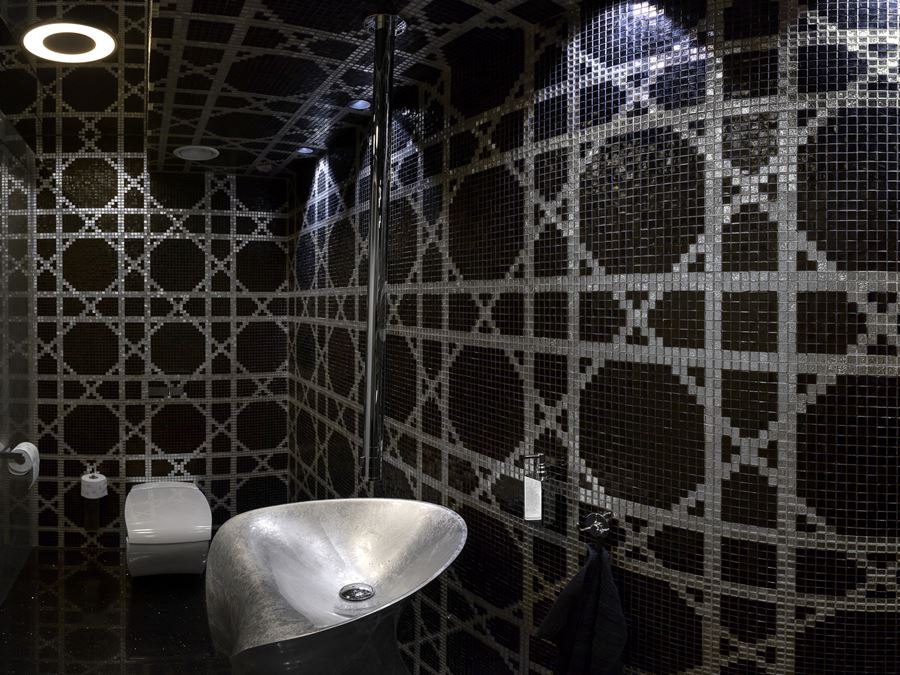 Oryginalna mozaika w srebrzystej łazience
