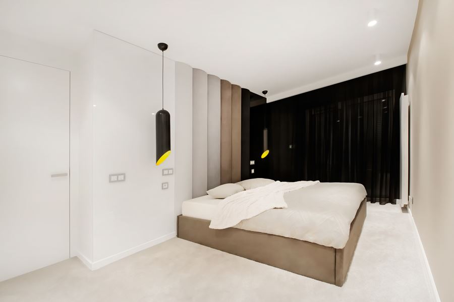 Minimalistyczna sypialnia w bieli przełamanej czernią