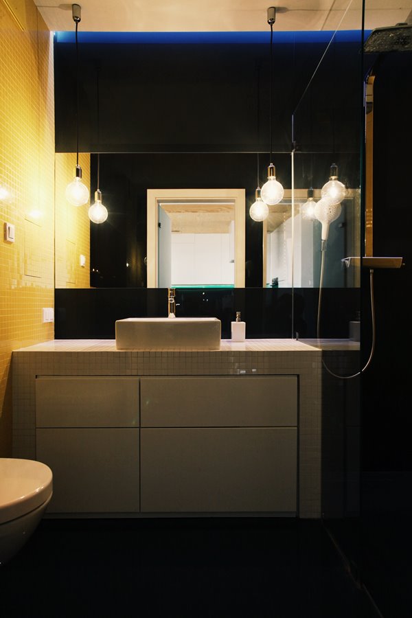Czarno-żółta łazienka w nowoczesnym stylu