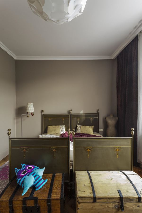 Aranżacja wąskiej sypialni w eklektycznym stylu