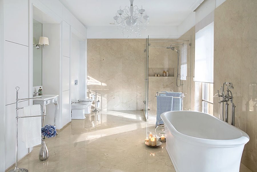 Kremowo-biały pokój kąpielowy w stylu modern classic