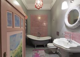 Pastelowy róż w prowansalskiej łazience