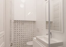 Mała łazienka w bieli