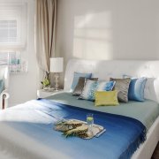 Biało-niebieska sypialnia - poduchy i poduszki