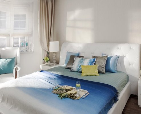 Biało-niebieska sypialnia - poduchy i poduszki