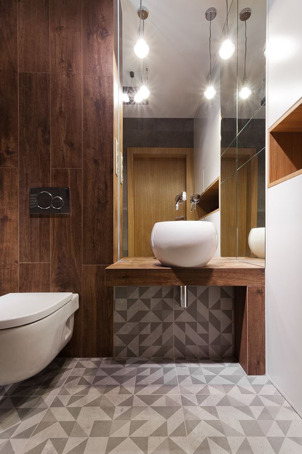 Szaro-brązowa łazienka w drewnie