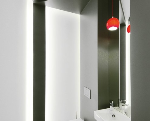 Biało-szara toaleta w nowoczesnym stylu