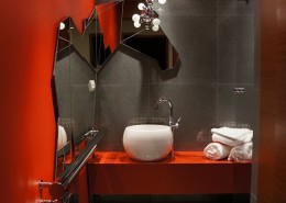 Pomarańczowa łazienka z prysznicem