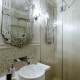 Oryginalne lustro w łazience z prysznicem