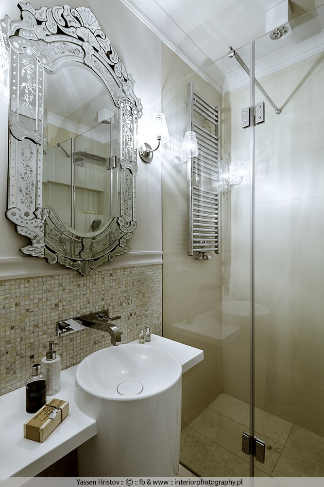 Zdobione lustro w łazience z prysznicem