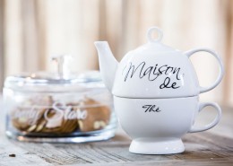 Stylowy imbryk z porcelany