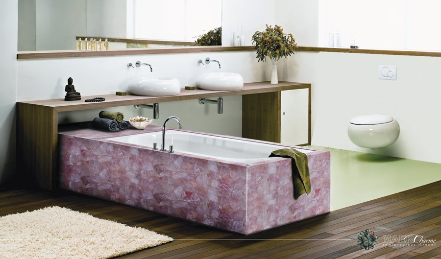Różowa wanna w nowoczesnej łazience