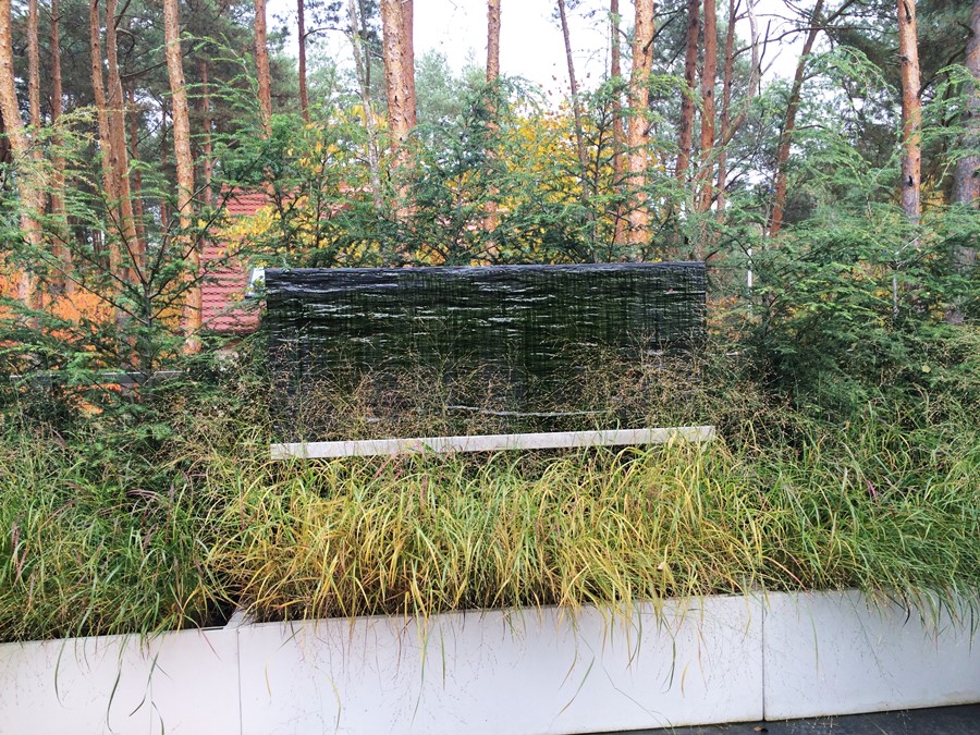 Nowoczesne donice ogrodowe w minimalistycznym ogrodzie