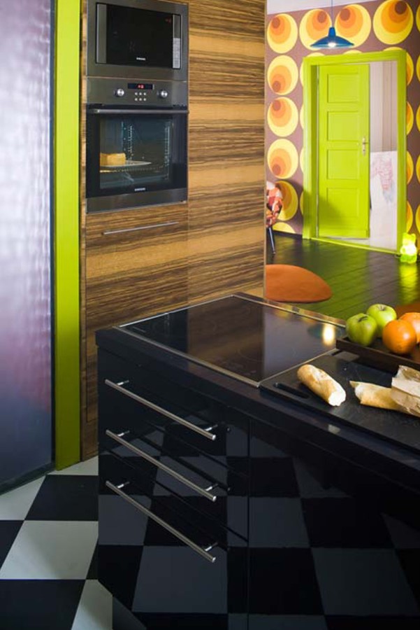 Aranżacja małej kolorowej kuchni otwartej na salon