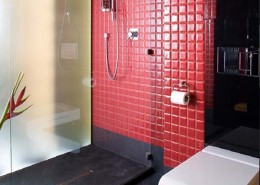 Aranżacja małej kolorowej łazienki z prysznicem
